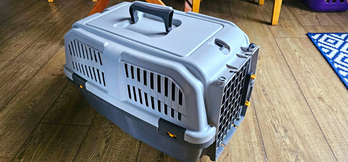 Dog cat plastic crate carrier - dog/cat,